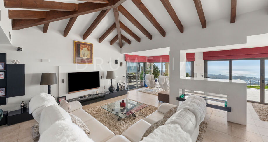 Luxe villa met traditionele elegantie en zeezicht in Altos de Los Monteros, Marbella