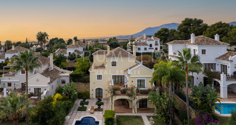 Exquisite Villa with Panoramic Sea Views in prime location, El Paraiso Medio