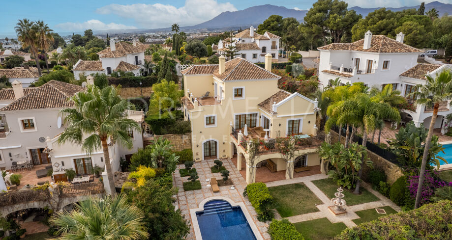 Exquisite Villa with Panoramic Sea Views in prime location, El Paraiso Medio