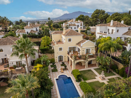 Exquisite Villa with Panoramic Sea Views in prime location, El Paraiso Medio