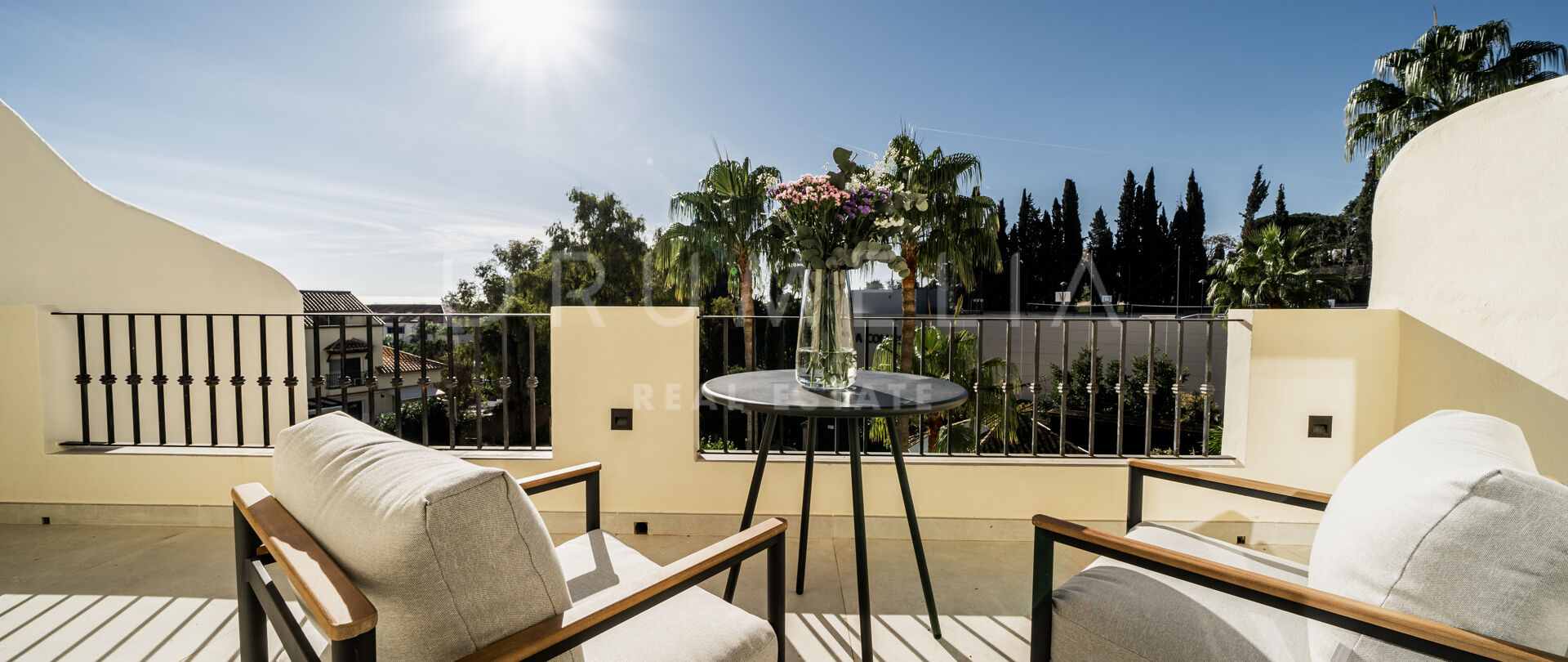 Sjarmerende rekkehus i Los Pinos de Aloha med havutsikt