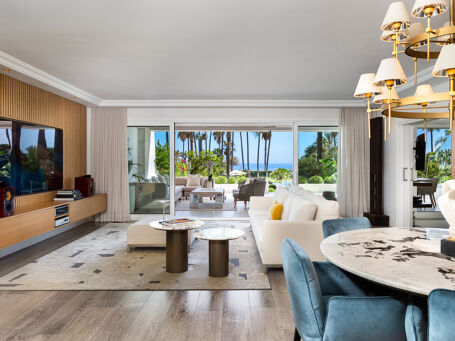 Front-line ground floor modern luxury apartment with frontal sea views in Los Granados, Puerto Banús