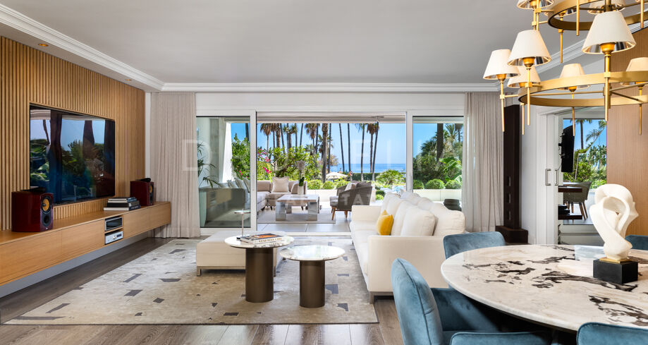 Moderne, luxuriöse Erdgeschosswohnung in erster Reihe mit frontalem Meerblick in Los Granados, Puerto Banús