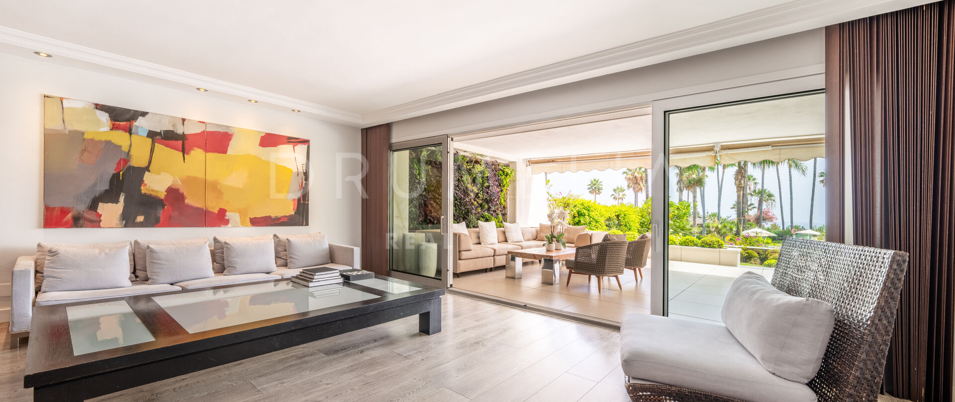 Moderno apartamento de lujo en planta baja en primera línea con vistas frontales al mar en Los Granados, Puerto Banús