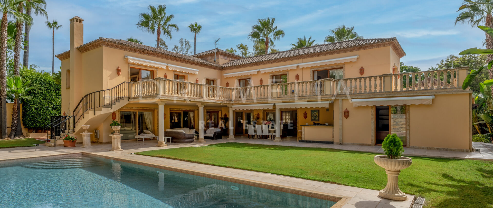 Vacker klassisk villa i medelhavsstil med charm och karaktär i Las Brisas, Nueva Andalucia