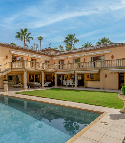 Prachtige klassieke villa in mediterrane stijl met charme en karakter in Las Brisas, Nueva Andalucia