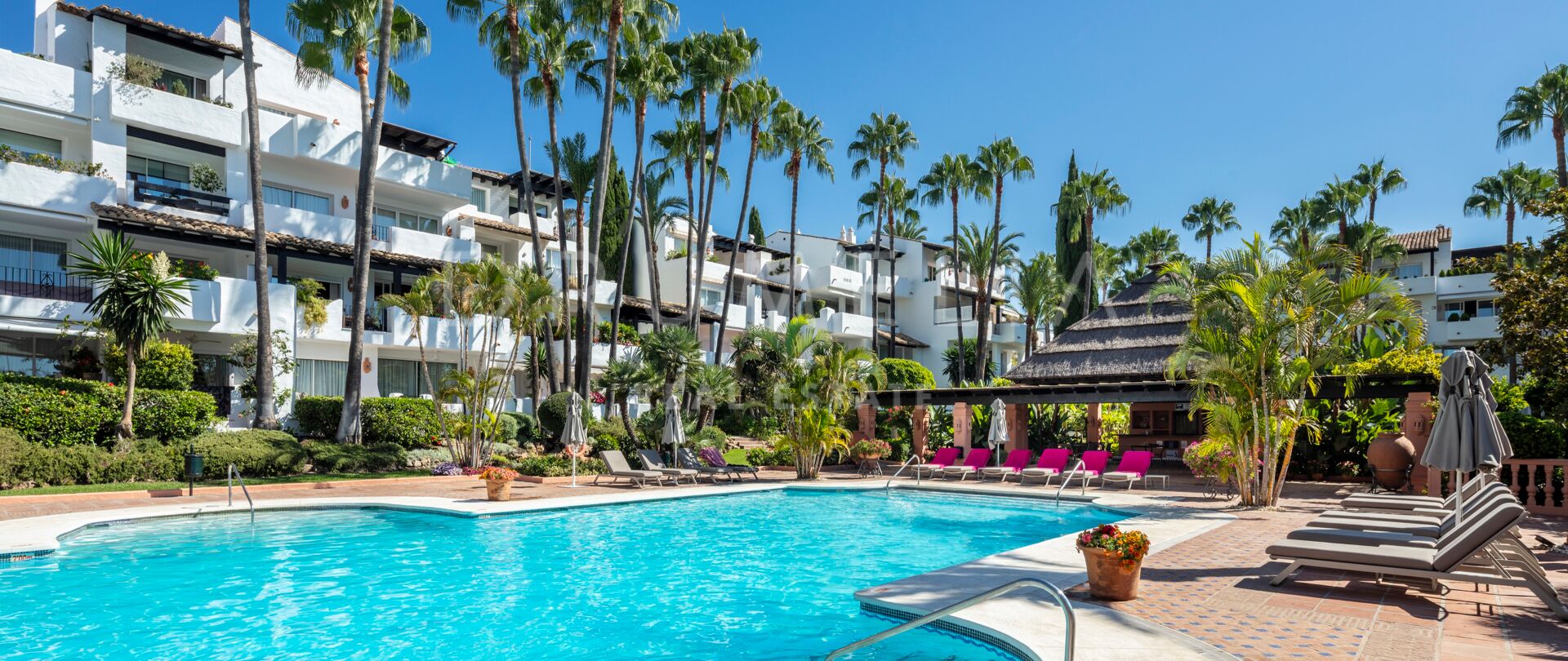 Onlangs gerenoveerd luxe appartement op de begane grond in het beroemde Puente Romano, Marbella's Golden Mile