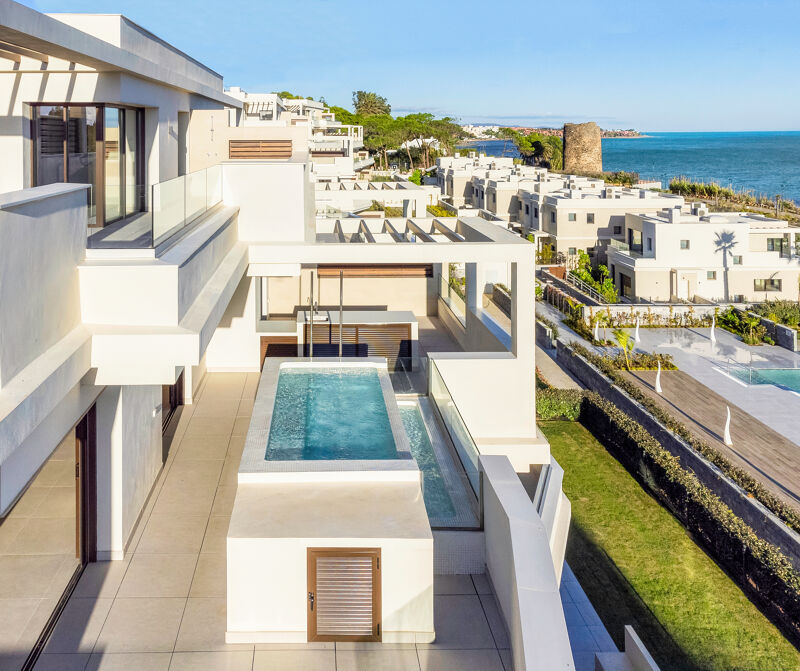 Modern lyxig duplex takvåning med havsutsikt vid stranden i Velaya, Estepona