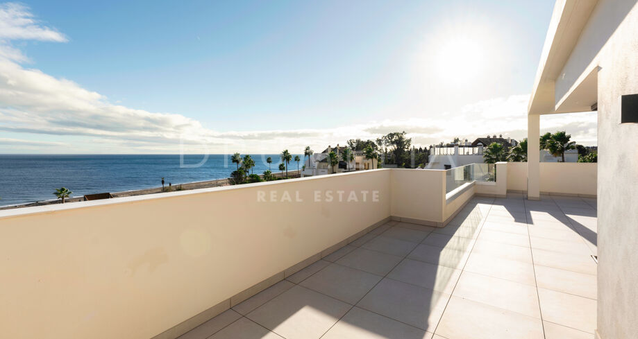 Modernes Luxus-Duplex-Penthouse in erster Strandlinie mit Meerblick in Velaya, Estepona