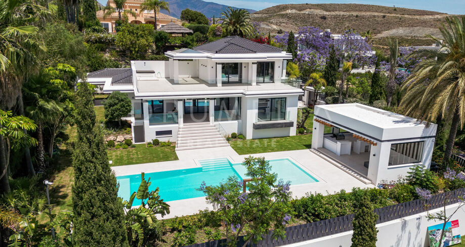 Magnifik ny modern lyxvilla med panoramautsikt över havet i exklusiva Los Flamingos, Benahavis