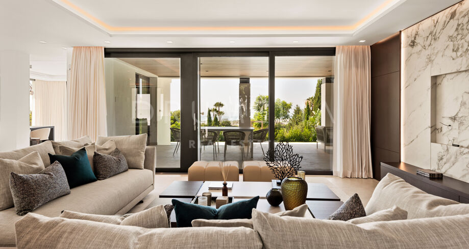 Magnifik ny modern lyxvilla med panoramautsikt över havet i exklusiva Los Flamingos, Benahavis