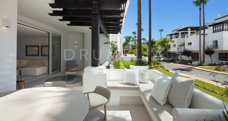 Élégant appartement moderne de luxe au rez-de-chaussée de Marina de Puente Romano, sur le Golden Mile de Marbella.