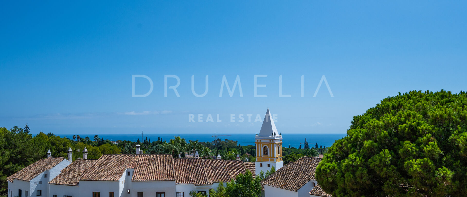 Attraktivt lyxigt radhus med havsutsikt och stor potential i Nagüeles, Marbellas Golden Mile