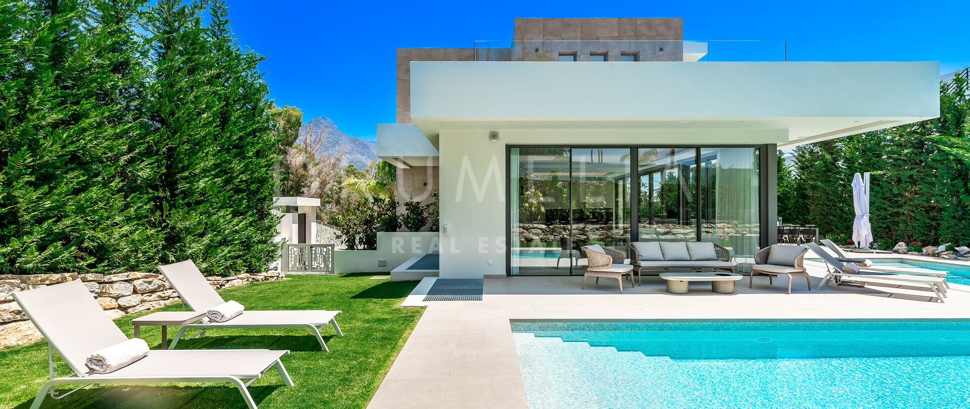 Spektakulär helt ny modern villa vid golfbanan i La Cerquilla, Nueva Andalucia, Marbella