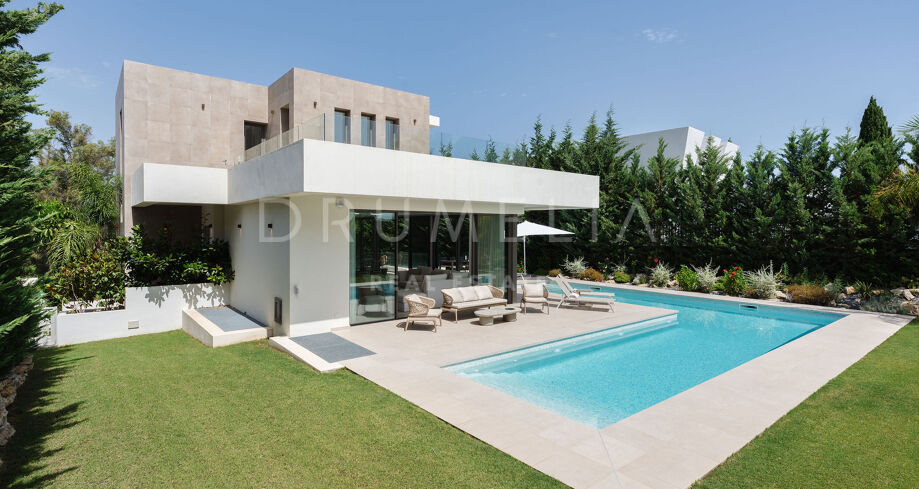 Spektakulær splitter ny moderne villa i La Cerquilla, Nueva Andalucia, Marbella