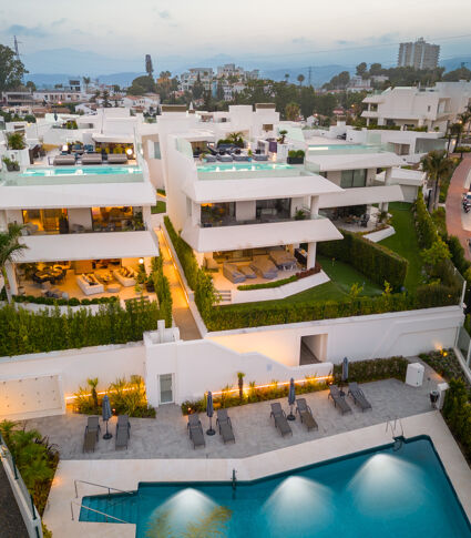 Spectaculaire nieuwe moderne halfvrijstaande villa in Nueva Andalucia, Marbella