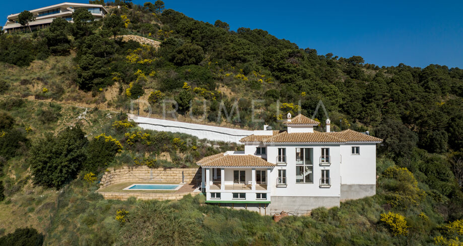 Villa de luxe avec beaucoup de potentiel et une vue imprenable sur la mer et les montagnes à Monte Mayor, Benahavis