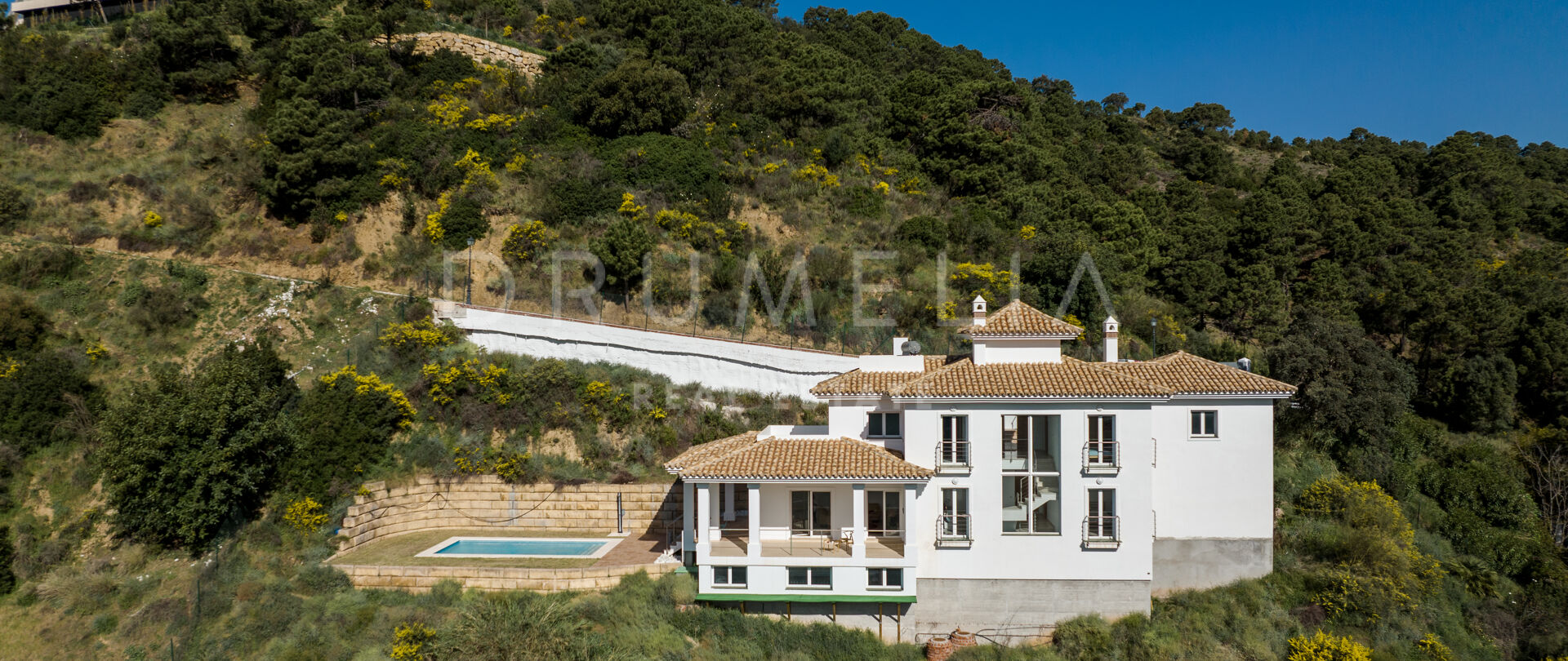 Luxury villa with lots of potential and stunning sea and mountain views in Monte Mayor, Benahavis