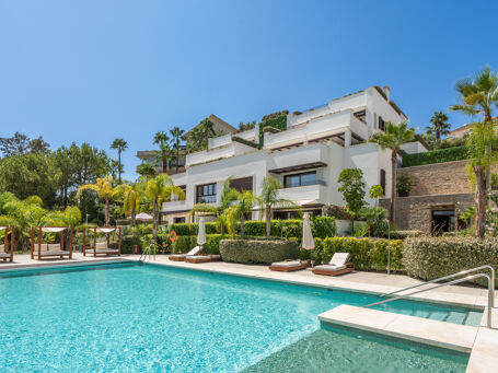 Contemporary and luxury duplex penthouse in exclusive Lomas del Rey, Marbella Golden Mile