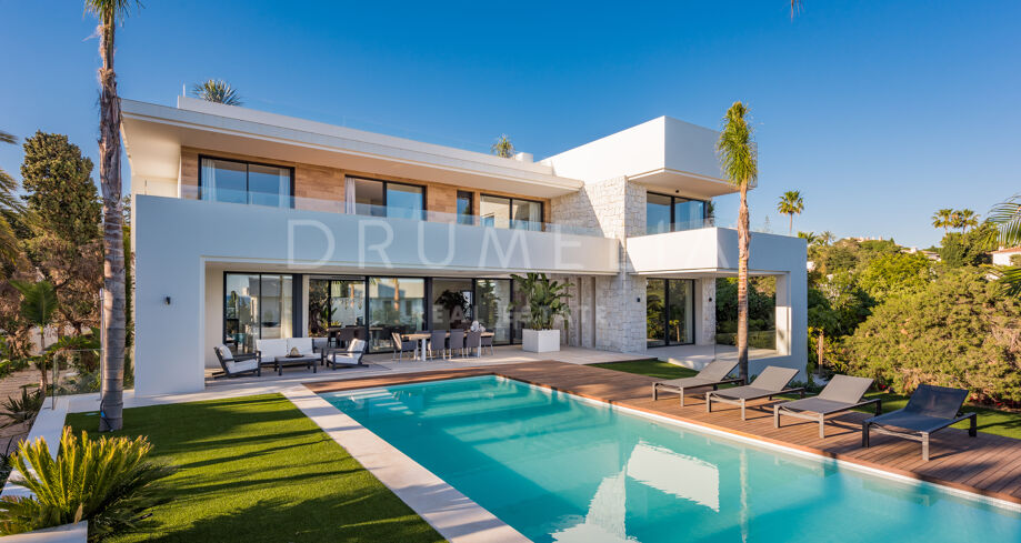 Chique luxe villa in moderne stijl in Marbella Oost, op een steenworp afstand van zandstranden en de haven van Cabopino