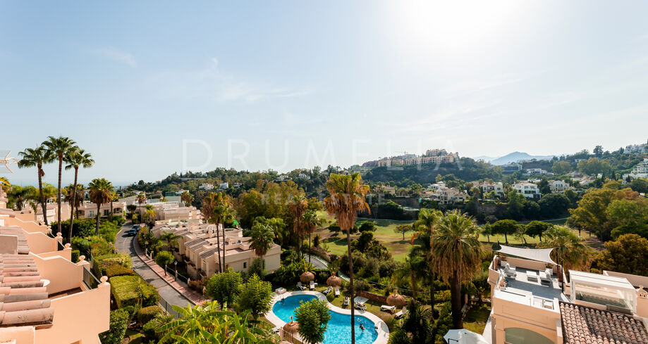 Gerenoveerd modern appartement met panoramisch zeezicht te koop in La Quinta Hills, Benahavis