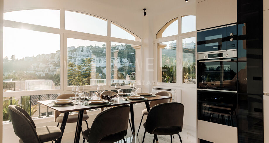 Gerenoveerd modern appartement met panoramisch zeezicht te koop in La Quinta Hills, Benahavis