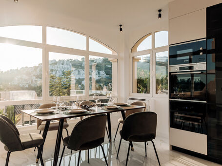 Odnowiony nowoczesny apartament z panoramicznym widokiem na morze na sprzedaż w La Quinta Hills, Benahavis