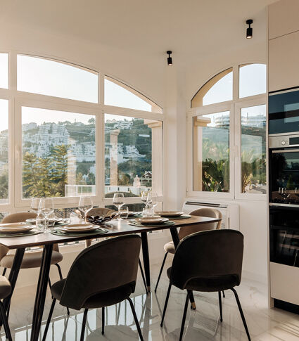 Moderno apartamento reformado con vistas panorámicas al mar en venta en La Quinta Hills, Benahavís