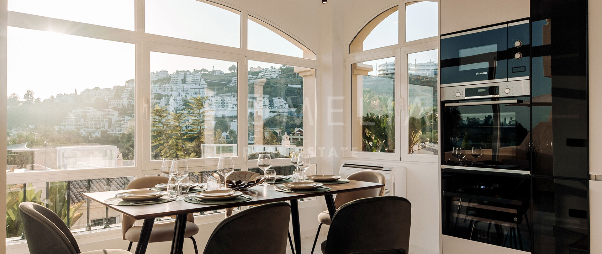 Moderno apartamento reformado con vistas panorámicas al mar en venta en La Quinta Hills, Benahavís