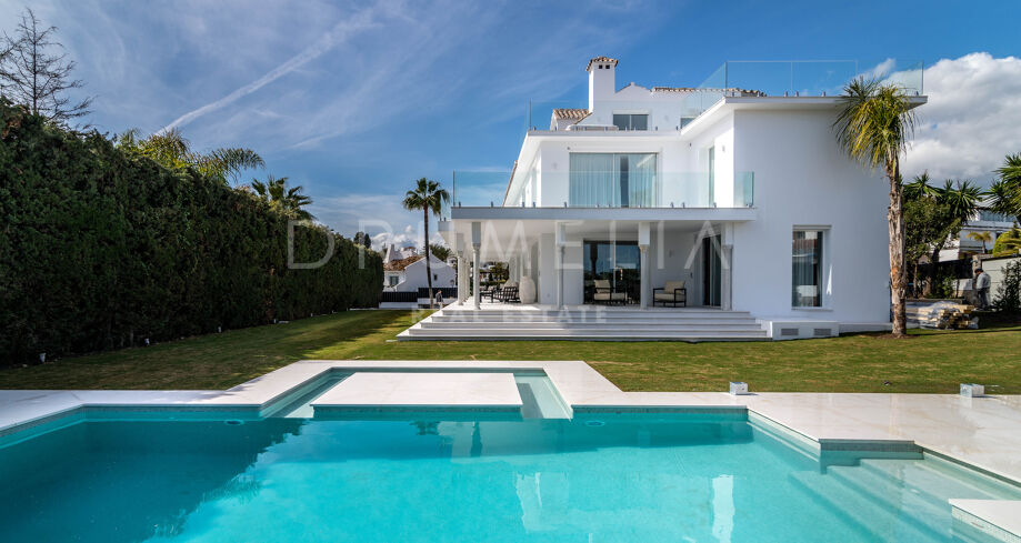 Villa de lujo moderna renovada y con estilo con vistas al mar en venta en Nueva Andalucia, Marbella