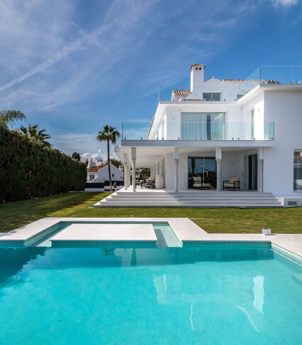 Gerenoveerde en stijlvolle moderne luxe villa met zeezicht te koop in Nueva Andalucia, Marbella