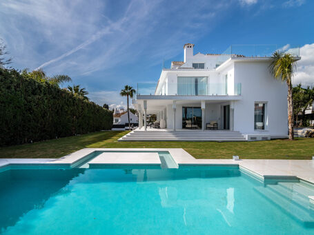 Renovierte und stilvolle moderne Luxusvilla mit Meerblick zu verkaufen in Nueva Andalucia, Marbella