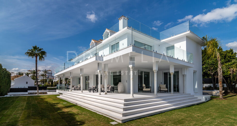 Villa de lujo moderna renovada y con estilo con vistas al mar en venta en Nueva Andalucia, Marbella