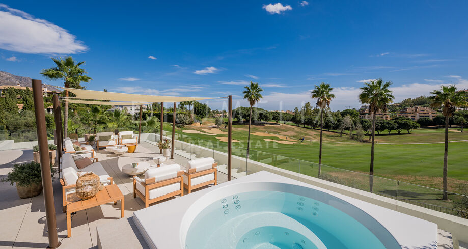 Primera línea de golf, nueva villa de lujo moderna y con estilo en Los Naranjos Golf, Nueva Andalucia