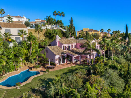 Urocza luksusowa willa w stylu andaluzyjskim z idyllicznymi widokami w Puerto del Almendro, Benahavis