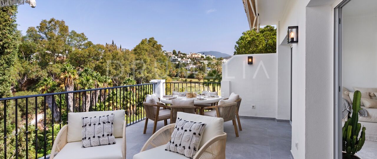 En primera línea de golf moderna y elegante casa adosada con ambiente boho, vistas a la montaña y al golf, La Quinta,Benahavis