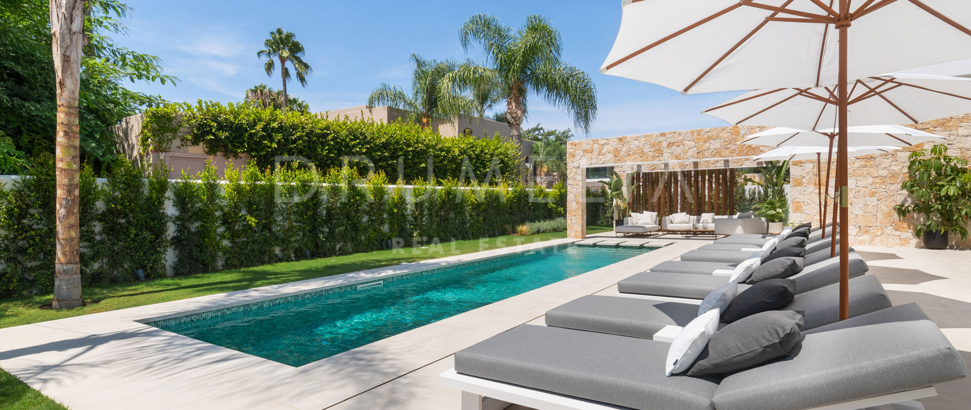 Contemporary-style chic high-end villa close to beach in Cortijo Blanco, San Pedro de Alcantara