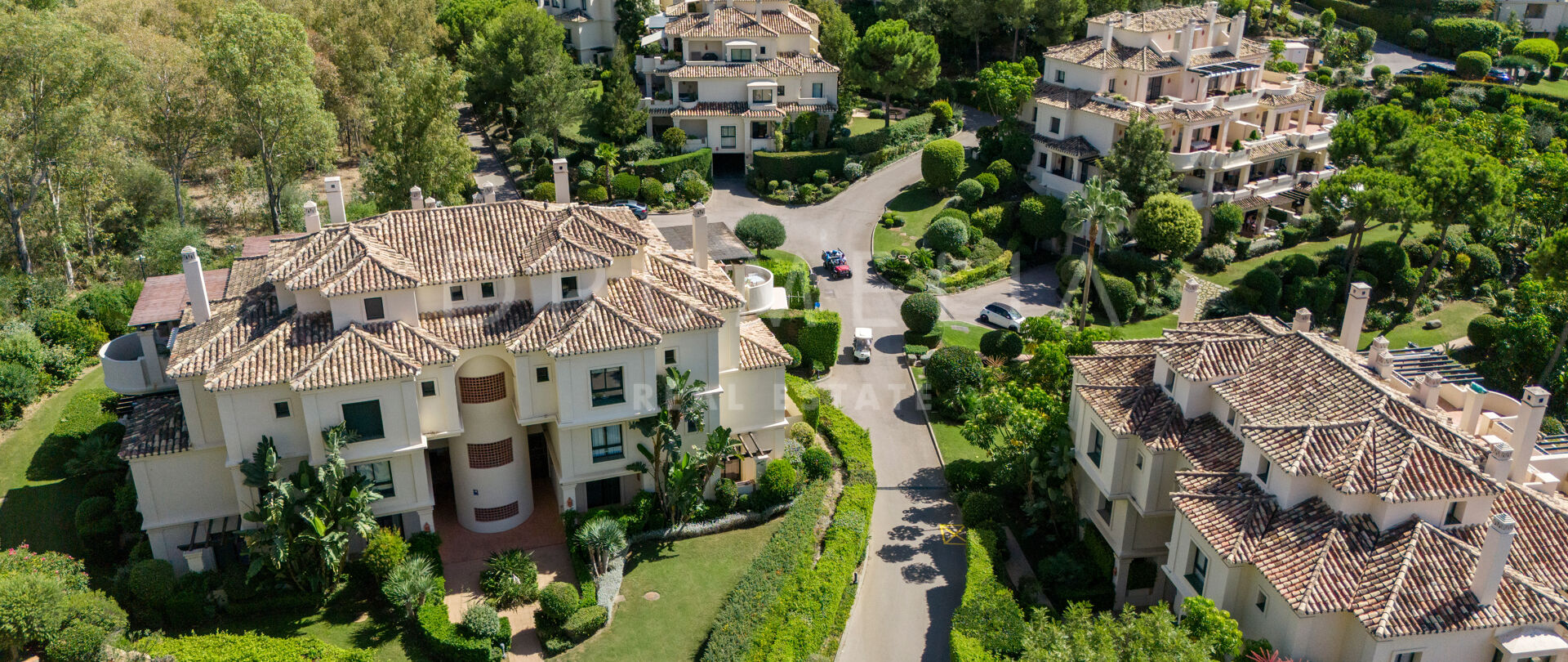 Precioso ático dúplex en prestigiosa urbanización en primera línea de golf Capanes del Golf, Benahavís