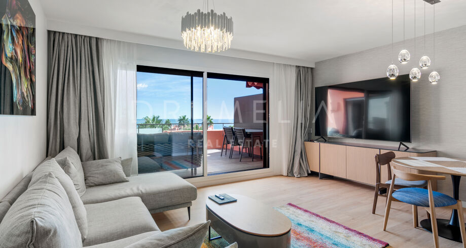 Modern luxe penthouse aan het strand met panoramisch uitzicht in Las Salinas, New Golden Mile van Estepona