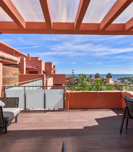 Modernes Luxus-Penthouse am Strand mit Panoramablick in Las Salinas, New Golden Mile von Estepona