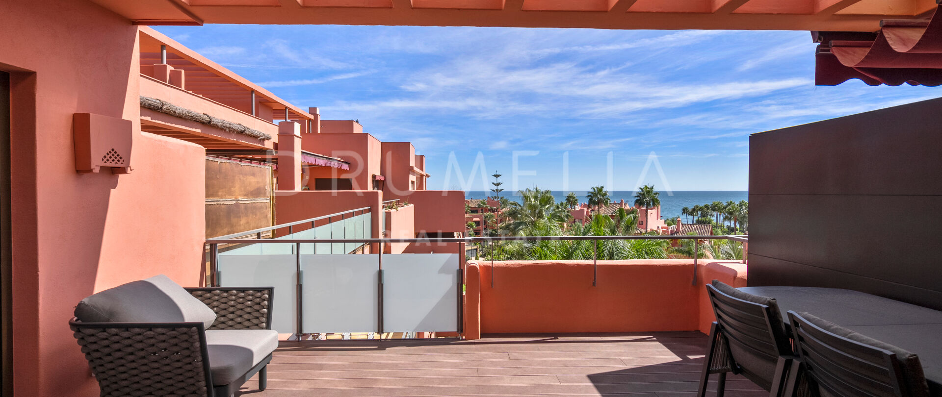 Modernes Luxus-Penthouse am Strand mit Panoramablick in Las Salinas, New Golden Mile von Estepona