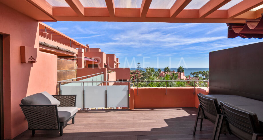 Modern luxe penthouse aan het strand met panoramisch uitzicht in Las Salinas, New Golden Mile van Estepona