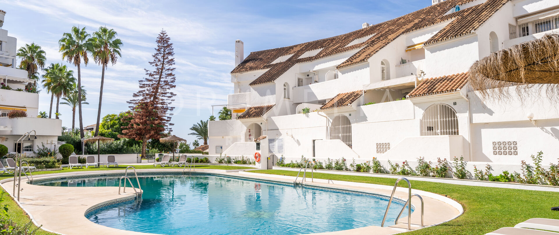 Penthouse duplex attrayant avec beaucoup de potentiel et des vues sur la montagne et la mer à Nueva Andalucía