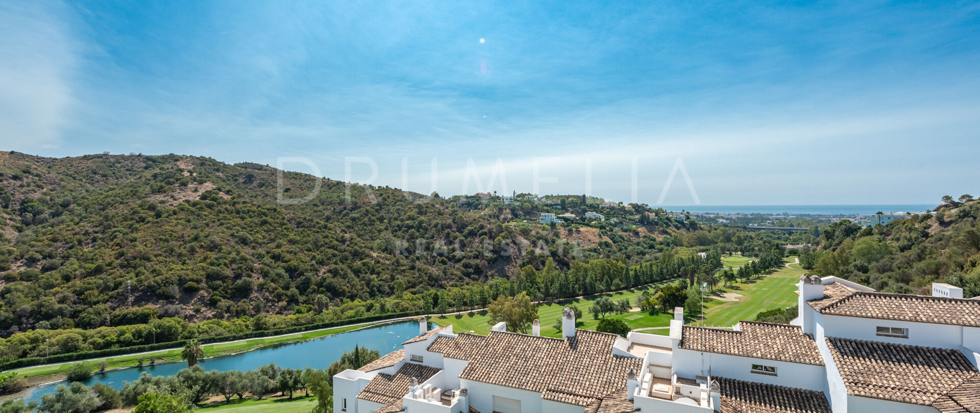 Suveren luksusleilighet i moderne klassisk stil med panoramautsikt i Altos de la Quinta, Benahavis