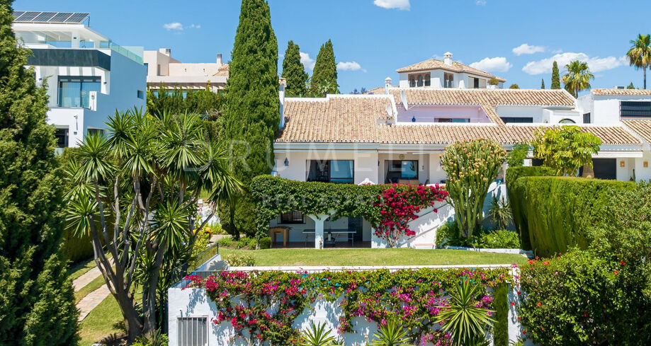 Zonnige halfvrijstaande mediterrane woning met panoramisch uitzicht op zee in El Paraiso Alto, Benahavis