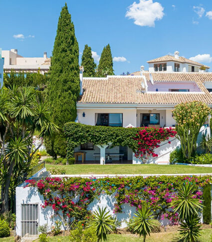 Luminous semi-detached Mediterranean house with panoramic sea views in El Paraiso Alto, Benahavis