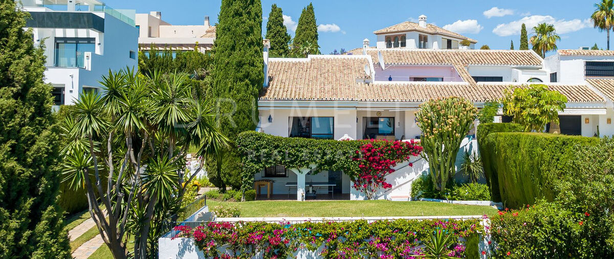 Luminosa casa mediterránea adosada con vistas panorámicas al mar en El Paraiso Alto, Benahavis