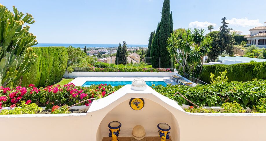 Zonnige halfvrijstaande mediterrane woning met panoramisch uitzicht op zee in El Paraiso Alto, Benahavis