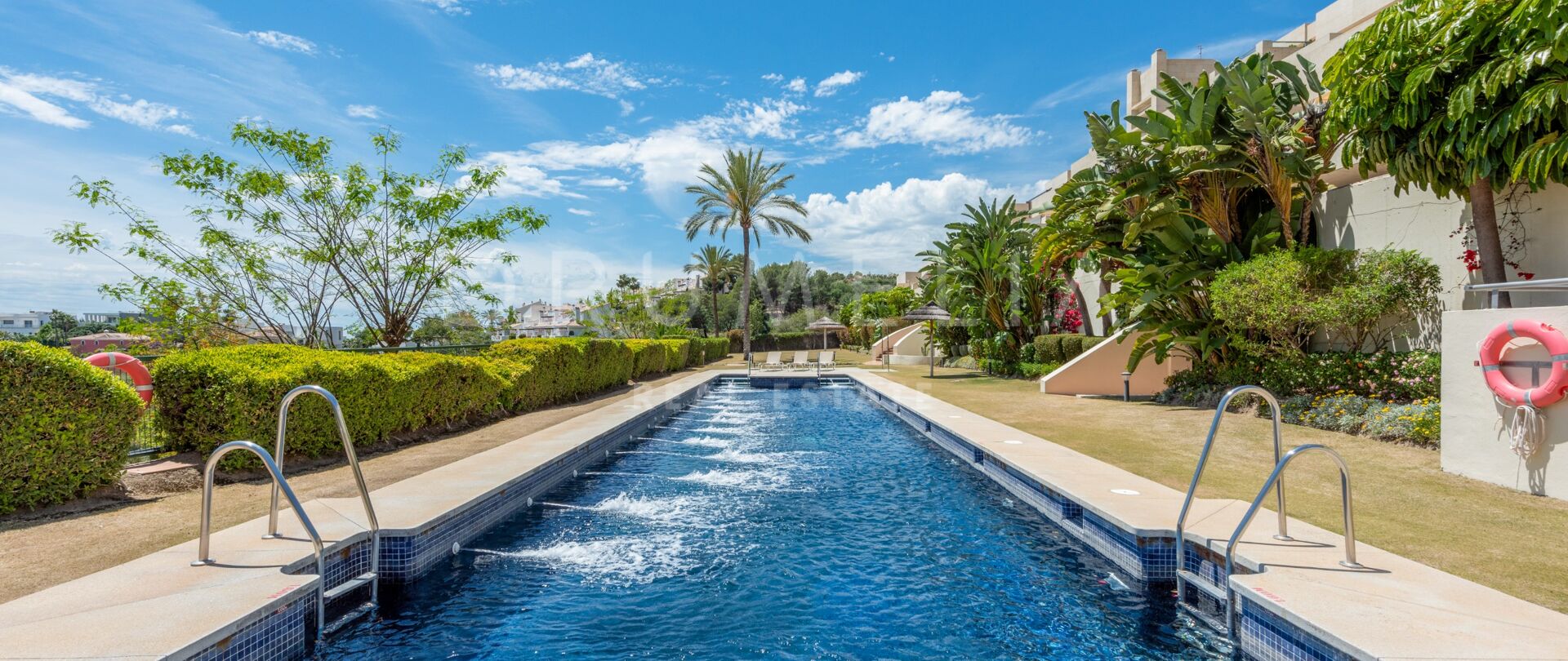 Vacker lyxig duplex takvåning med panoramautsikt över havet i Nueva Andalucia, Marbella