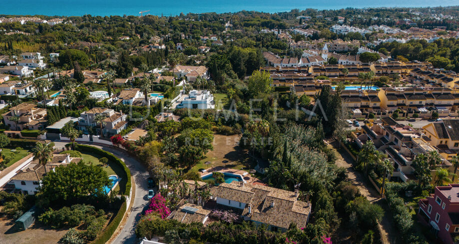 Nach Süden ausgerichtetes Grundstück mit Projekt und Baugenehmigung in Rocio de Nagüeles - Marbella Golden Mile